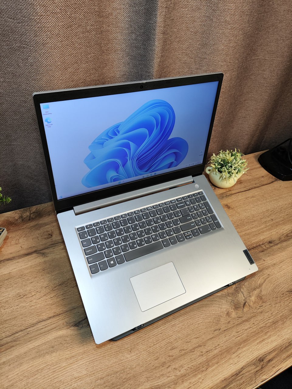 Lenovo IdeaPad 3 17ADA05